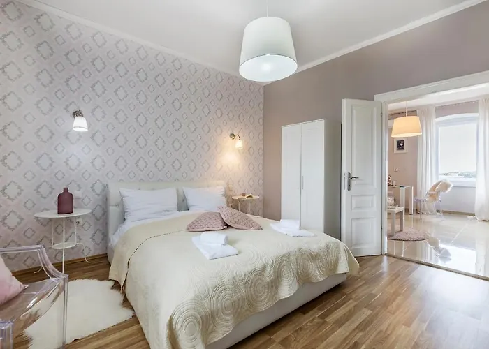 Captain Emo Πούλα