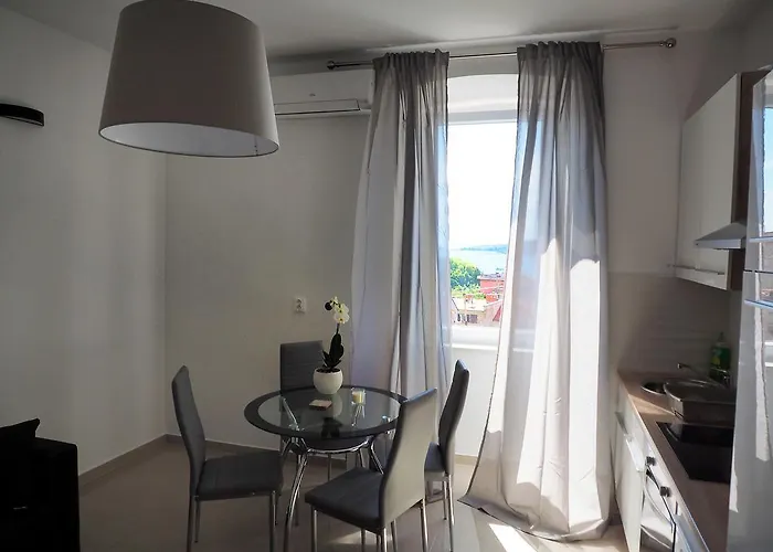 Captain Emo Πούλα