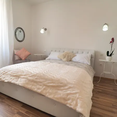 Captain Emo 아파트 풀라