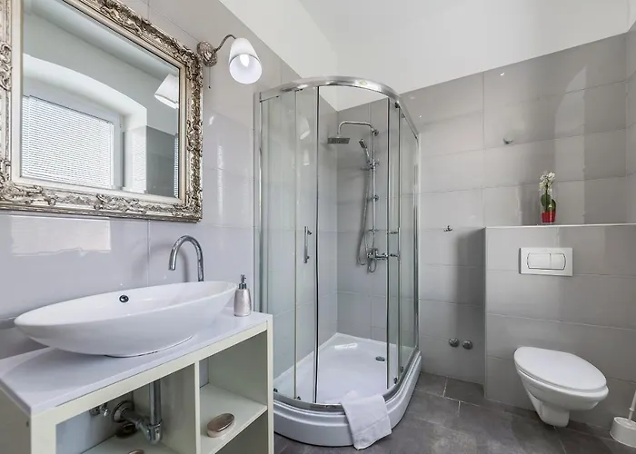 아파트 Captain Emo 풀라