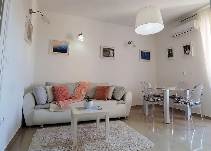 Captain Emo 아파트 풀라