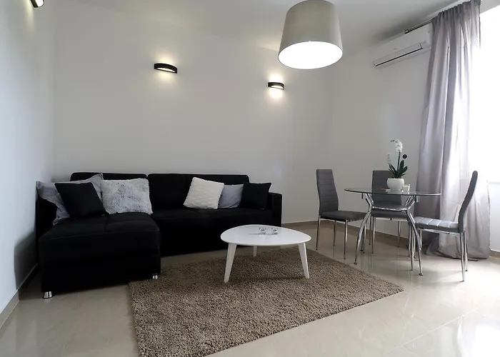 Captain Emo Lejlighed