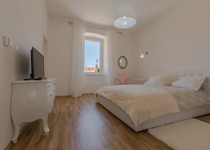 아파트 Captain Emo 풀라