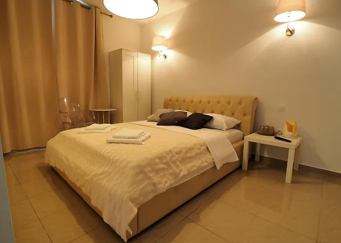 Captain Emo 아파트 풀라